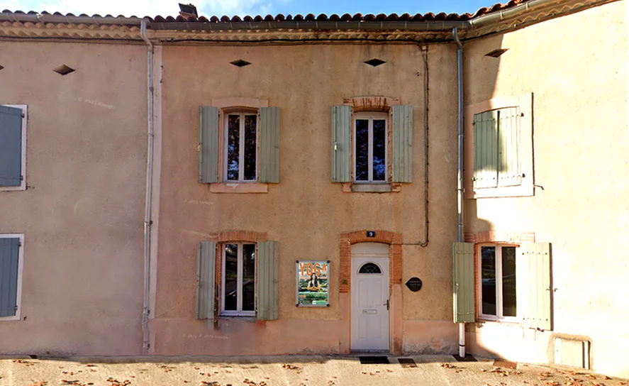 Entrée de la salle des cours de yoga Revel avec Olivia Jeurissen