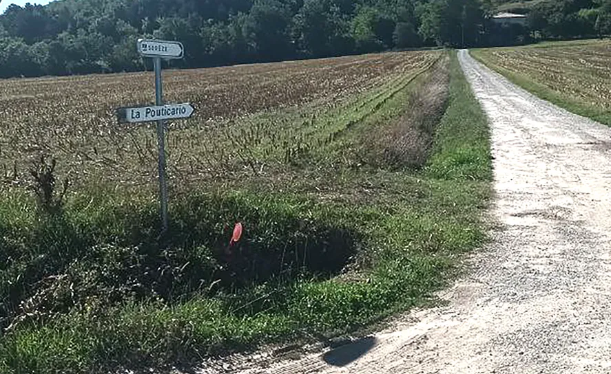Chemin menant vers la salle de cours de yoga de La Garrigole