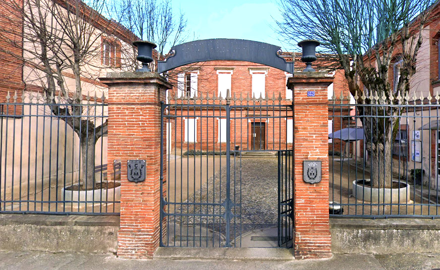 Entrée de la salle des cours de yoga à Villefranche de Lauragais avec Olivia jeurissen