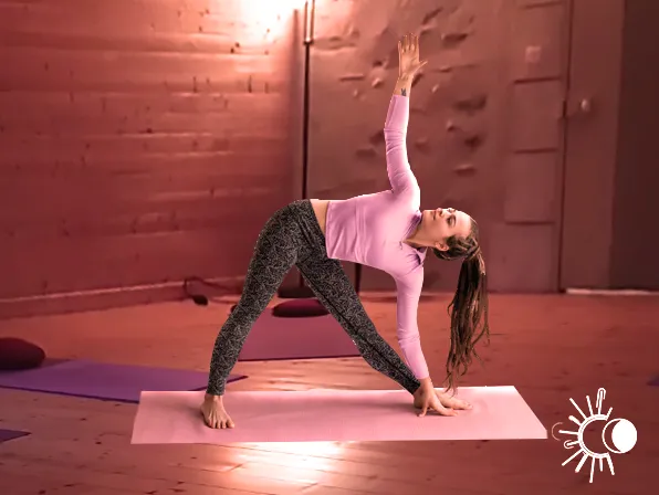 Elèves en position yoga à Revel lors d'un cours avec OLivia