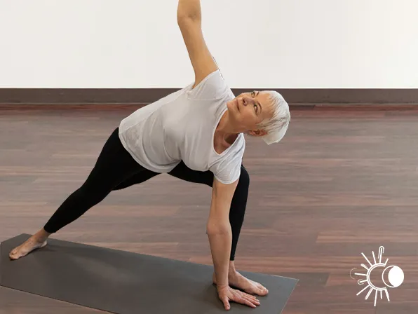 Elèves en position yoga à Villefranche-de-Lauragais à l'occasion d'un cours avec Olivia